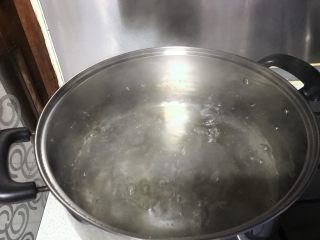 27、年夜饭+韭菜猪肉馅饺子详解,煮开水以后。