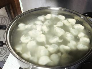 28、年夜饭+韭菜猪肉馅饺子详解,下饺子，用勺子旋转一下水，防止饺子一进水就粘在锅底，水旋转起来，饺子就跟着旋转了。