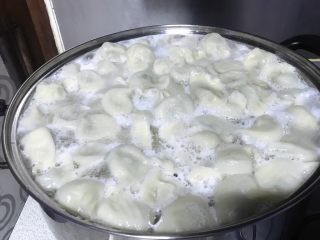 29、年夜饭+韭菜猪肉馅饺子详解,煮熟的饺子就全部浮起来了。