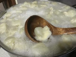 30、年夜饭+韭菜猪肉馅饺子详解,捞起一个饺子，用筷子按一下，饱饱的不会塌陷，就熟透了。