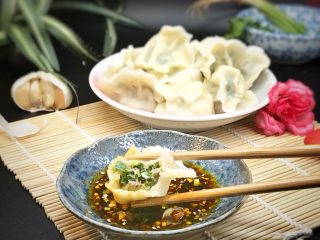 31、年夜饭+韭菜猪肉馅饺子详解,蘸着酱料，俗话说得好，好吃不过饺子????！