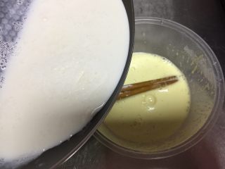 4、卡仕达酱,牛奶翻开以后关火倒入蛋黄碗里(倒入4/)继续搅拌均匀.