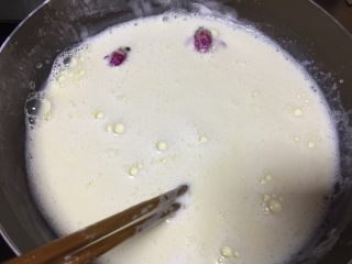 6、卡仕达酱,搅拌好的蛋黄和牛奶一起倒入锅内,小火煮开,要不停的搅拌以免粘锅喔????(一定不能离人要不断的搅拌喔)