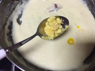 7、卡仕达酱,有点黏稠以后关火,放入黄油搅拌均匀.在开会搅拌几下离开关火.