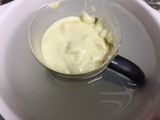 8、卡仕达酱,然后把做好的卡仕达酱装入容器里放入冰水碗里继续搅拌(多搅拌一会)然后装入玻璃瓶里.