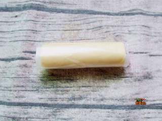 3、芝士拉丝热狗棒,卷上芝士片，卷紧用芝士外面的保鲜膜定下型