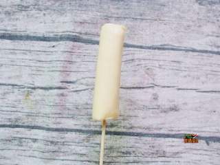 4、芝士拉丝热狗棒,穿上签字撕掉保鲜膜