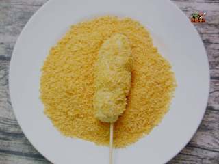 8、芝士拉丝热狗棒, 然后马上在面包糠里打圈，让其粘满面包糠