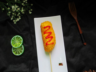 12、芝士拉丝热狗棒,挤上番茄酱或者沙拉酱，就可以吃咯