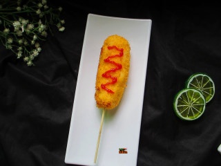 13、芝士拉丝热狗棒,色泽金黄的外表下 ，包裹着一颗细腻柔软的内心 