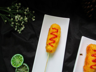 14、芝士拉丝热狗棒,芝士热狗棒一定要趁热吃，这样能拉出芝士丝，口感更好哦！当然再配上自己喜欢的酱料，真的让您的味蕾满足到爆炸