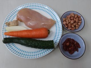 1、家常版川味浓香宫保鸡丁,所有的食材都备好