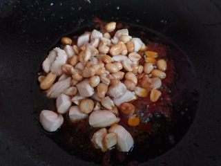 11、家常版川味浓香宫保鸡丁,倒入过油的鸡丁和花生米