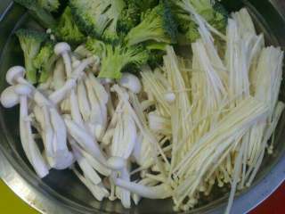 1、自制麻辣香锅,将西兰花 金针菇 白玉菇洗净如图备好；