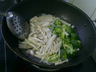 3、自制麻辣香锅,锅内添水烧开，放入金针菇 白玉菇 西兰花焯烫1分钟捞出沥干水分待用；