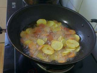 5、自制麻辣香锅,再加入胡萝卜片，火腿片稍炸30秒捞出备用；