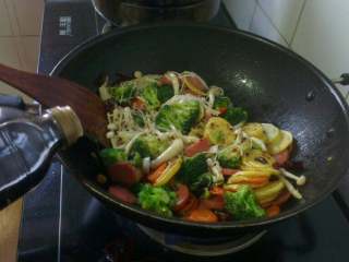 7、自制麻辣香锅,再将所有食材倒入炒锅加生抽翻炒；