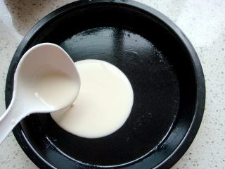 3、锦鲤寿司,盘子里抹上薄油,倒入糊糊。