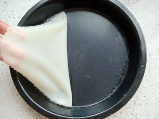 5、锦鲤寿司,用小勺子沿着周边划一圈,很容易揭下。