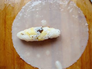 14、锦鲤寿司,鱼子酱那一面向下,放到凉皮上。