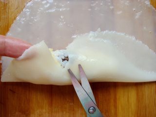 15、锦鲤寿司,掀起一边向上折,剪开一个“V”形的口子,方便折叠使前端形成鱼嘴巴。