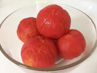 3、自制番茄酱—百搭的宝贝健康调味料,捞出稍稍冷却去皮备用