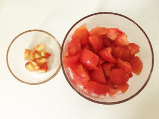 4、自制番茄酱—百搭的宝贝健康调味料,将去皮的番茄去蒂，切成大块（番茄先切大块，再用搅拌器打碎，可以避免在切的过程中损失太多的汁水）