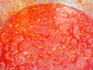 8、自制番茄酱—百搭的宝贝健康调味料,继续熬制5分钟左右，呈现如图状态即可