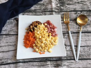 2、腊肠咸蛋饭,将香菇、玉米、红萝卜、腊肠全部切好