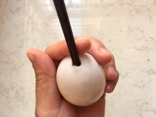 3、腊肠咸蛋饭,咸蛋用筷子戳一个洞，洞口要塞得进一个食指的宽度，蛋清全部倒出来不要，并在水龙头下冲洗干净咸蛋里的蛋清，蛋清没有洗干净会影响成品的卖相！