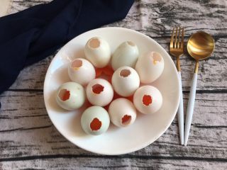 4、腊肠咸蛋饭,全部戳好洗干净