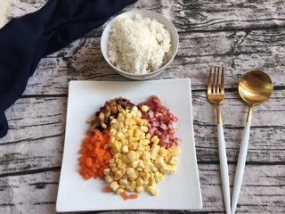 5、腊肠咸蛋饭,准备加少许油和生抽拌好米饭，不要放太多调料，腊肠是有咸味的，玉米和红萝卜是甜的，有一点油和生抽调味提提味就可以了！