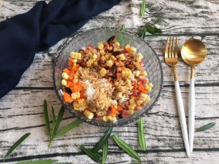 6、腊肠咸蛋饭,拌好就可以用塞进咸蛋里，过程没有拍！因为饭是熟的，不担心米会跑出来，都是塞得满满的！