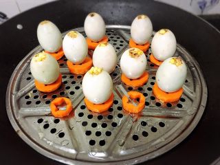 8、腊肠咸蛋饭,大火上锅蒸十分钟，只要蛋黄和玉米、红萝卜熟了即可！