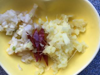 6、葱油手撕杏鲍菇,姜蒜切末，辣椒切小段