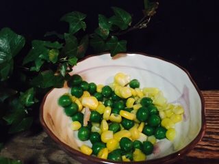 1、大虾寿司,买来现成的，冰冻过的玉米青豆，水里煮一下，水倒掉。