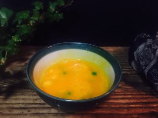 3、大虾寿司,鸡蛋打碎，倒入玉米青豆。