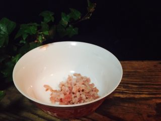 4、大虾寿司,培根切粒。