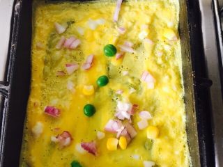 5、大虾寿司,蛋液可以加点盐，1克。平底锅先烧热，再撒点青豆玉米洋葱。