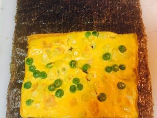 7、大虾寿司,取紫菜一片，蛋皮放在上面