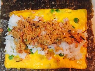 9、大虾寿司,加上培根粒，加上肉松。