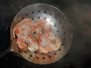 1、黄袍加身寿司,虾仁先加姜丝、盐、胡椒粉、料酒腌制十分钟，然后在水里焯熟备用