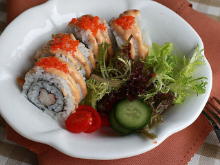 6、黄袍加身寿司,摆盘，旁边装点蔬菜，挤上千岛沙拉酱，上面放点飞鱼籽即可