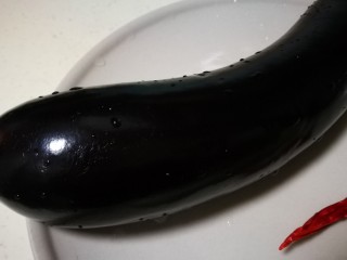 1、微波炉美食～香烤茄子????,长茄子洗净