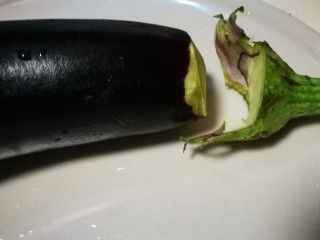 2、微波炉美食～香烤茄子????,切掉根部