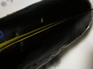 3、微波炉美食～香烤茄子????,在侧面划上一刀 放入微波炉加热3-4分钟