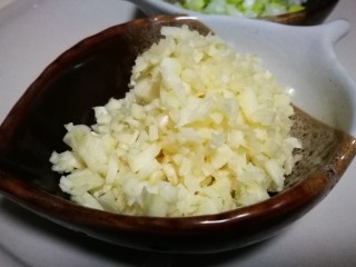 4、微波炉美食～香烤茄子????,大蒜切成蒜末