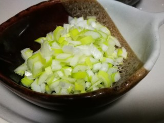 5、微波炉美食～香烤茄子????,大葱切成葱末