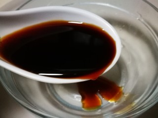 6、微波炉美食～香烤茄子????,取一小碗调料汁 生抽1汤匙