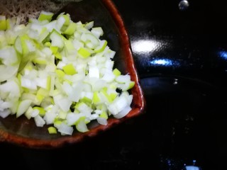 8、微波炉美食～香烤茄子????,锅中油热倒入葱末